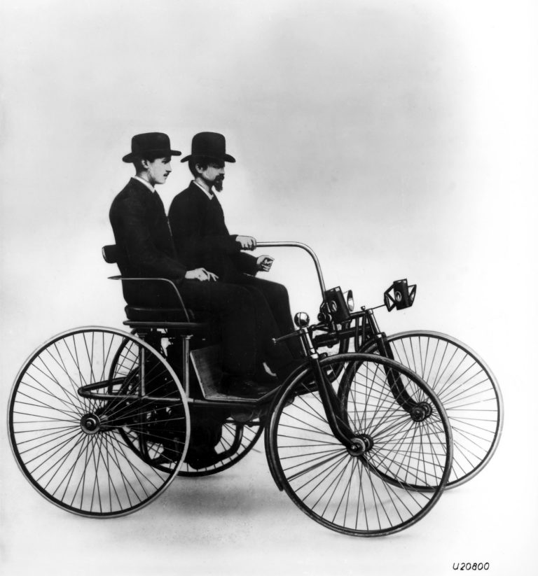 Az Eiffel-toronnyal egy időben, az 1889-es Párizsi Világkiállításon mutatkozott be a Drótküllős kocsi, németül Stahlradwagen. Volánjánál Wilhelm Maybach